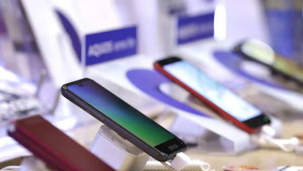 Parts deficiency sends cell phone market into fall